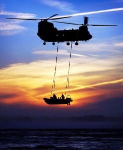 helicóptero cargando un barco