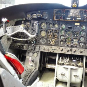 consola de controles de un avión viejo